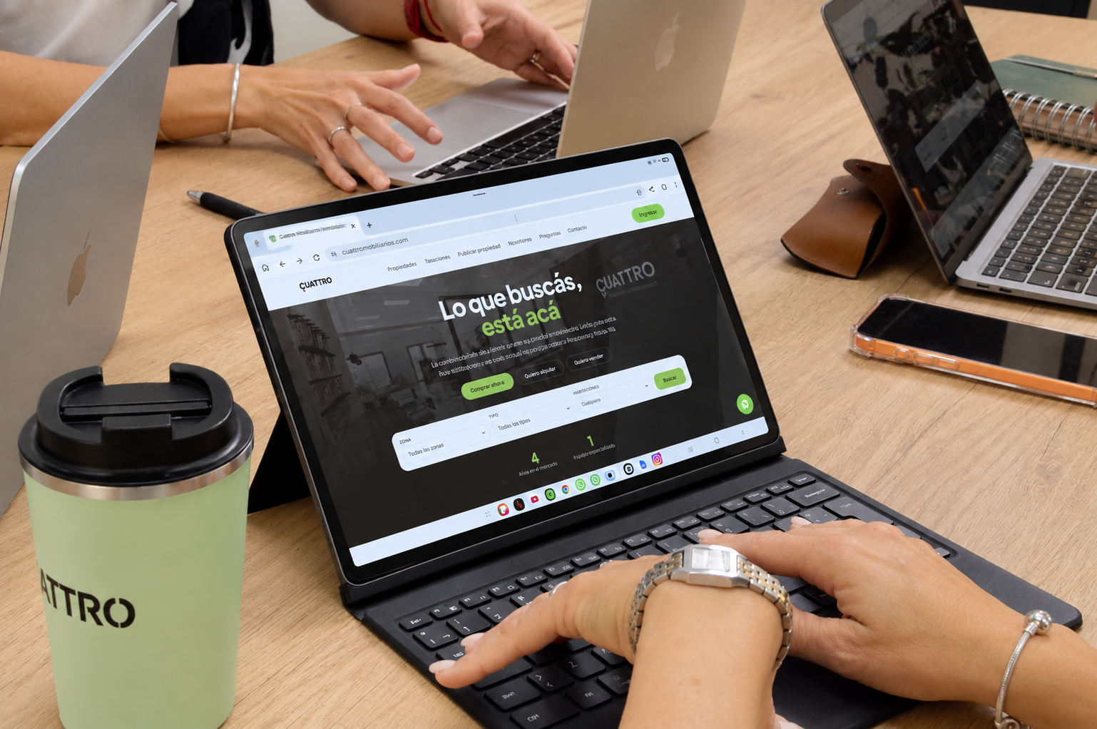 Una mesa de trabajo de Cuattro, con las propiedades a la vista